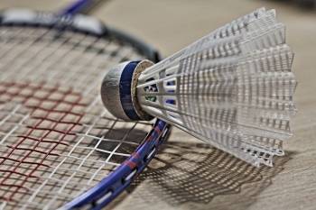 Image par Tabble de Pixabay - Source = https://pixabay.com/fr/photos/badminton-bat-activit%C3%A9-loisirs-1019110/