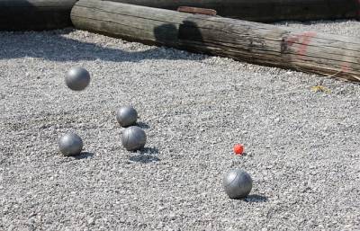 Image par Walti Göhner de Pixabay - Source = https://pixabay.com/fr/photos/p%C3%A9tanque-boule-sport-jouer-boules-381156/