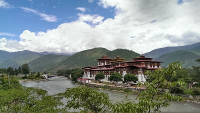 Image par Ying Chu Chen de Pixabay - Source = https://pixabay.com/fr/photos/bhoutan-punakha-dzong-asie-voyage-2825919/