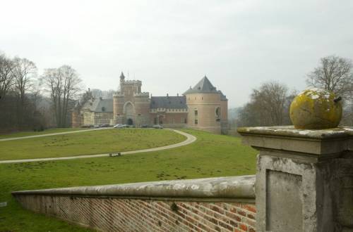 "File:Het Kasteel van Gaasbeek - 372898 - onroerenderfgoed.jpg" by Vandevorst, Kris is licensed under CC BY 4.0  - Source = https://upload.wikimedia.org/wikipedia/commons/9/9f/Het_Kasteel_van_Gaasbeek_-_372898_-_onroerenderfgoed.jpg