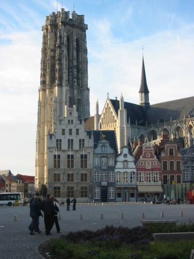 par Donar Reiskoffer, CC BY-SA 3.0, via Wikimedia Commons, https://upload.wikimedia.org/wikipedia/commons/1/1e/Mechelen_Sint-Rombouts.JPG