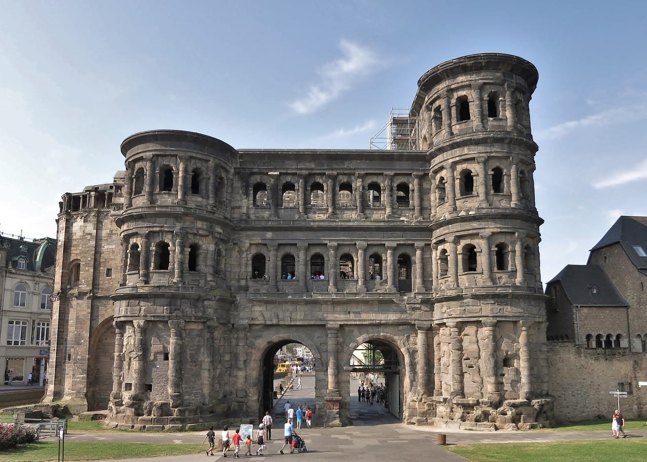 Image par Hansruedi Etter de Pixabay - Source = https://pixabay.com/fr/photos/tr%C3%A8ves-point-de-rep%C3%A8re-b%C3%A2timent-840701/ La Porta Nigra à Trèves