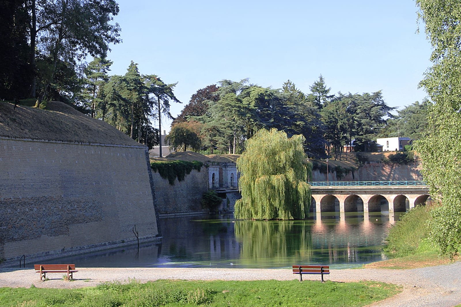 Les remparts du Quesnoy, transformés en positions fortifiées par les troupes françaises.Par Jean- Pol GRANDMONT - Travail personnel, CC BY-SA 3.0,