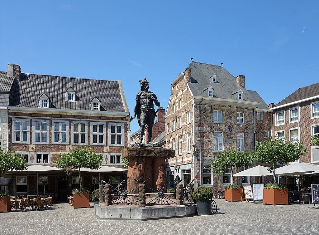 Velvet, CC BY-SA 4.0, via Wikimedia Commons, https://commons.wikimedia.org/wiki/File:Tongres_ambiorix.jpg La statue d'Ambiorix à Tongres